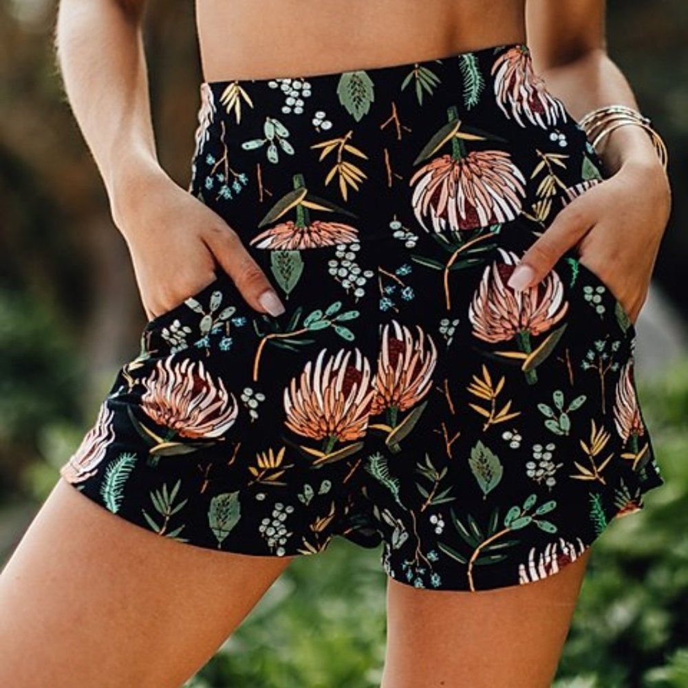 NWT Leahi Short Protea Paradise Hawaiian botanical